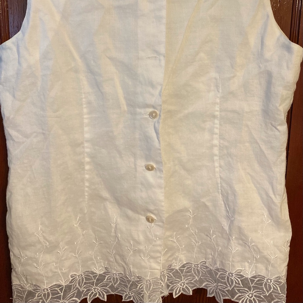 back button closure blouse - Picture 2 of 7